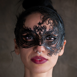 Iraanse vrouw met masker